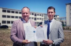Den Bescheid für knapp 5 Millionen hat der Präsident der Landesdirektion Sachsen, Bela Bélafi, jetzt Dresdens OB Dirk Hilbert übergeben.