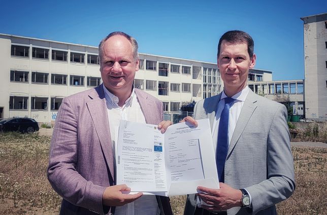 Den Bescheid für knapp 5 Millionen hat der Präsident der Landesdirektion Sachsen, Bela Bélafi, jetzt Dresdens OB Dirk Hilbert übergeben.