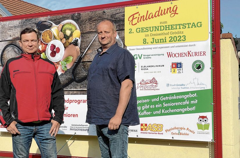 Organisatoren Gunter Wendt und André Lux bereiten den Dreiseithof für den Gesundheitstag vor.