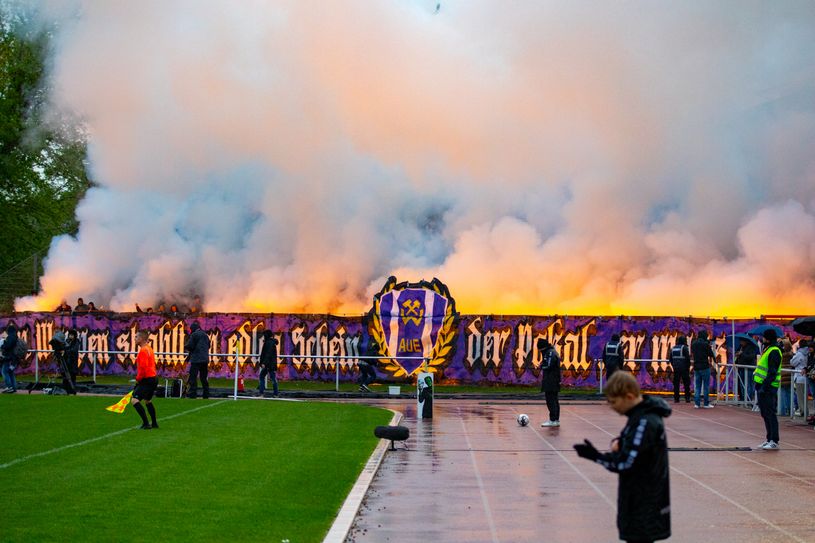 Für zwei Minuten musste das Spiel unterbrochen werden, weil im Gästeblock Pyrotechnik gezündet wurde