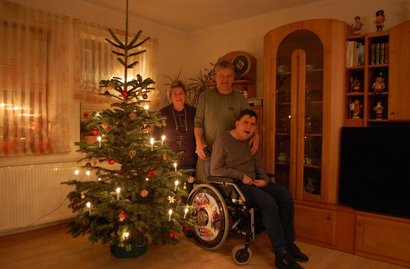 Daniel (re.) und seine Eltern Jens und Angrit Näther (li.) bedanken sich bei allen Spendern und wünschen ein gesegnetes Weihnachtsfest.