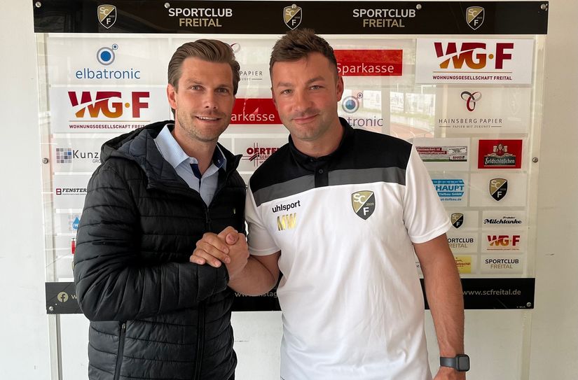 Markus Weise (re.) mit dem Leiter der Abteilung Fußball, Daniel Wirth.