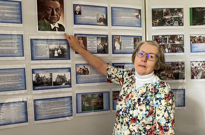 Irmhild Wahren zeigt in einer Ausstellung die Geschichte der Frauenhilfsorganisation in Freienhufen.