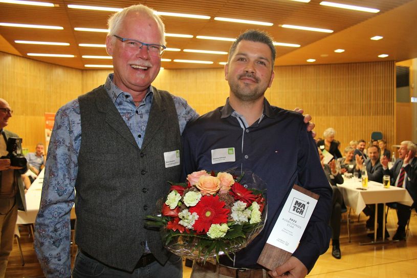 Michael Röhnert  konnte bei der Preisverleihung zwar nicht dabei sein, aber den Part der ersten Gratulanten für Mathias Röhnert (r.) übernahm Doberlug-Kirchhains Bürgermeister Bodo Broszinski.   Foto:wit