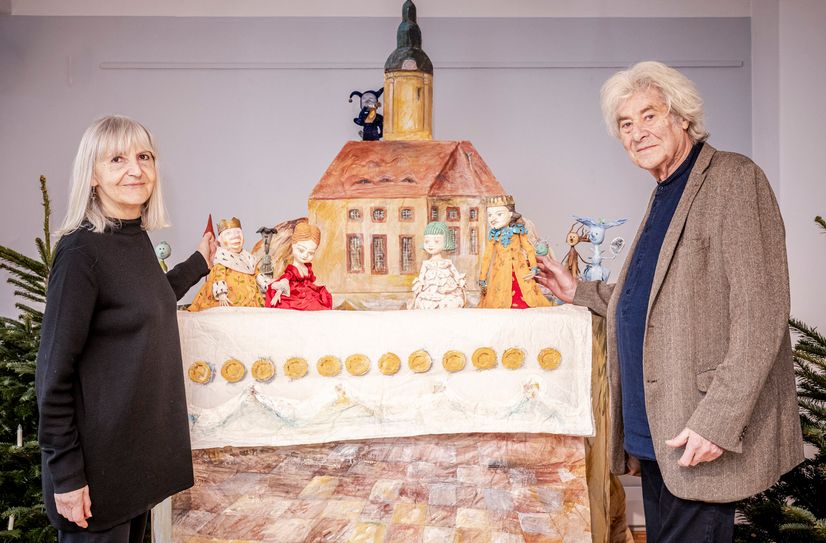 Martina Großer und Rolf Hofmann (Hylas-Trickfilm Dresden) am Ausstellungsstück »Dornröschenschloss – Warnung vor 100-jährigem Schlaf!«