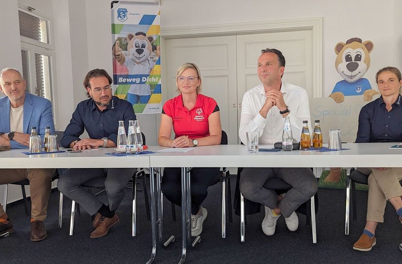 Das Organisatoren-Team: Sven Wilhelm, Sebastian Loose, SOSN-Präsidentin Daniela Kuge, Oberbürgermeister Marco Müller und SC-Geschäftsführerin Katja Hänchen (v.l.) bringen »Special Olympics 2025 nach Riesa. Zwei Athleten des Sportclub Riesa e.V. sind bereits sehr erfolgreich und nahmen kürzlich an den Landesspielen der Special Olympics in Münster teil. Dominik Neumann und Leon Kunert zeigten beeindruckende Leistungen in verschiedenen Disziplinen. Beim Heimwettkampf in Riesa wollen sie ganz vorn dabei sein.