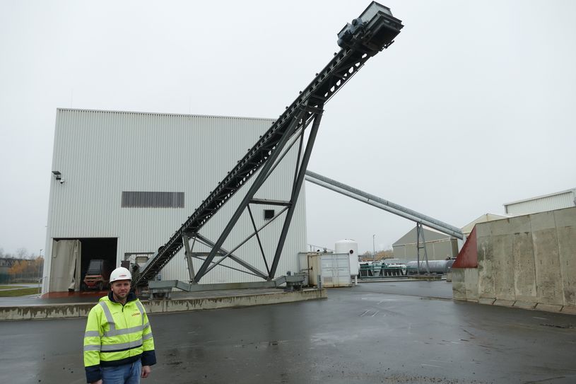 Anlagenleiter Robert Wagner bei Kontrollgängen in der stillstehenden Anlage der VTRA.