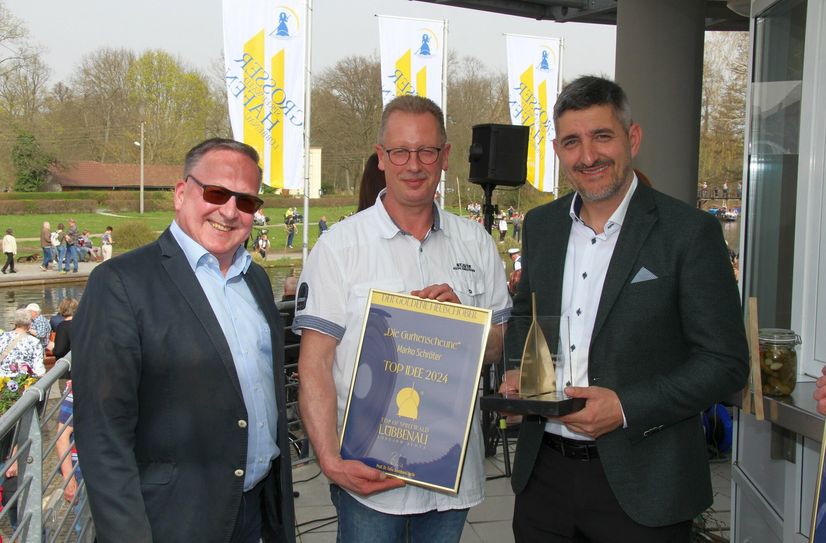Marko Schröter (re.) hat mit der Spreewald Pension »Gurkenscheune« in Boblitz bei Lübbenau den »Goldenen Heuschober« 2024 gewonnen. Bürgermeister Helmut Wenzel (li.) und Jörg Schwerdtner (Mitte), Vereinsvorsitzender des Spreewald Touristinformation Lübbenau e.V., waren die ersten Gratulanten.