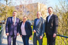 Landrat Christian Jaschinski, Doreen Wäßnig, Lotsendienst LKEE, Dr. Matthias Kirbach, Leiter des Teams Arbeit und Projektmanager Pierre Hanitsch (v.l.n.r.), beide von der Wirtschaftsförderung Berlin Brandenburg bei ihrem Besuch beim Lotsendienst in Herzberg.  Foto:  Social Media Team Landkreis Elbe-Elster