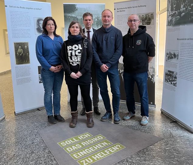 Fr. Weichelt (Aktion Zivilcourage e.V.), Fr. Wahl (Gedenkstätte Sonnenstein), Hr. Klerch (Leiter Amtsgericht Pirna), Hr. Bierbrach (Initiative Solidarisches Pirna) und Hr. Molìn (Initiative Solidarisches Pirna, v.r.n.l.) in der Ausstellung.