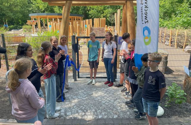 Schüler der Grundschule »Am See« eröffnen mit der Projektbeauftragten Alena Friedrich vom Zweckverband LSB den neuen Umweltbildungsort am Senftenberger See.