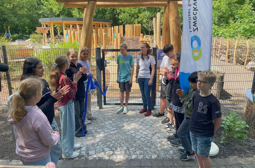 Schüler der Grundschule »Am See« eröffnen mit der Projektbeauftragten Alena Friedrich vom Zweckverband LSB den neuen Umweltbildungsort am Senftenberger See.