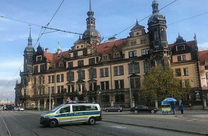 Am 25. November 2019 sind Unbekannte in das Historische Grüne Gewölbe an der Straße Taschenberg eingebrochen und haben aus einer Vitrine hochwertige Schmuckstücke gestohlen.