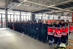 Frauen und Männer der Cottbuser Feuerwehr und des Rettungsdienstes sind mit der Waldbrandmedaille des Landes geehrt worden.