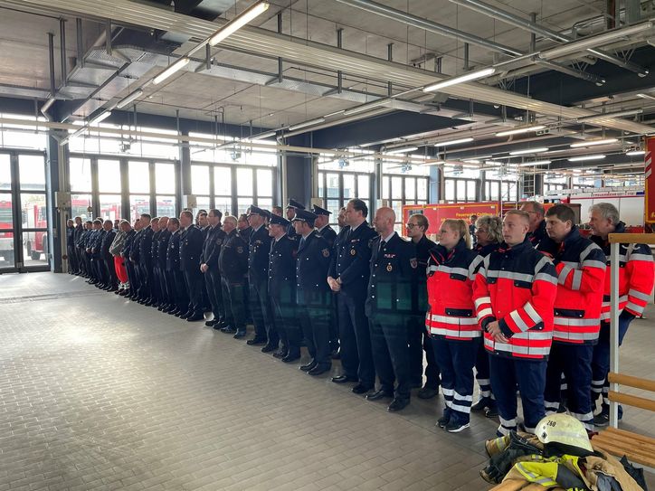Frauen und Männer der Cottbuser Feuerwehr und des Rettungsdienstes sind mit der Waldbrandmedaille des Landes geehrt worden.