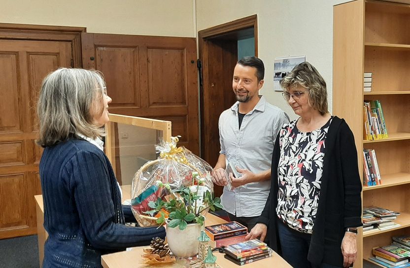 Die Teamleiterin der Lesepatinnen, Manuela Kühn (l.), bedankt sich bei Kerstin Promnitz und Henrik Vogel von der Kreisbibliothek für die lange Zusammenarbeit, ohne die das ehrenamtliche Engagement der Lesepatinnen nicht möglich wäre.