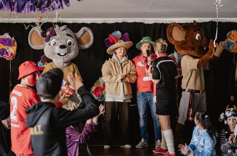 Jonas Hofmann von Energie Cottbus und die Bademeusel Paulina und Carlo waren Überraschungsgäste während der Faschingsparty in der der Förderschule »gE« in Lübbenau.