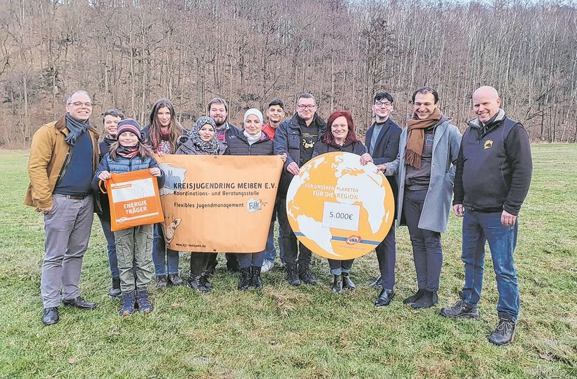 Strahlende Gesichter bei der Spendenübergabe auf dem Gelände des Appenhofs.