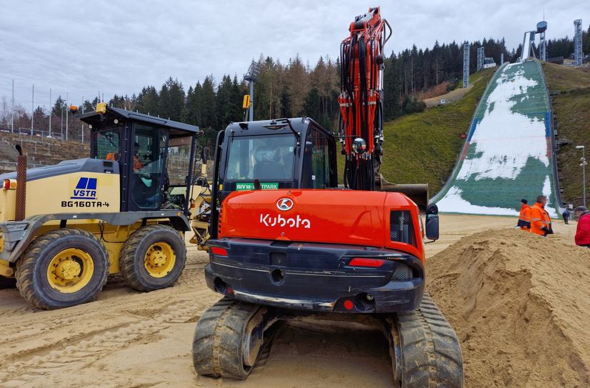 Die Aufbauarbeiten für das Eishockey-Event des Jahres, in der Sparkassen Vogtland Arena, sind in vollem Gange.
