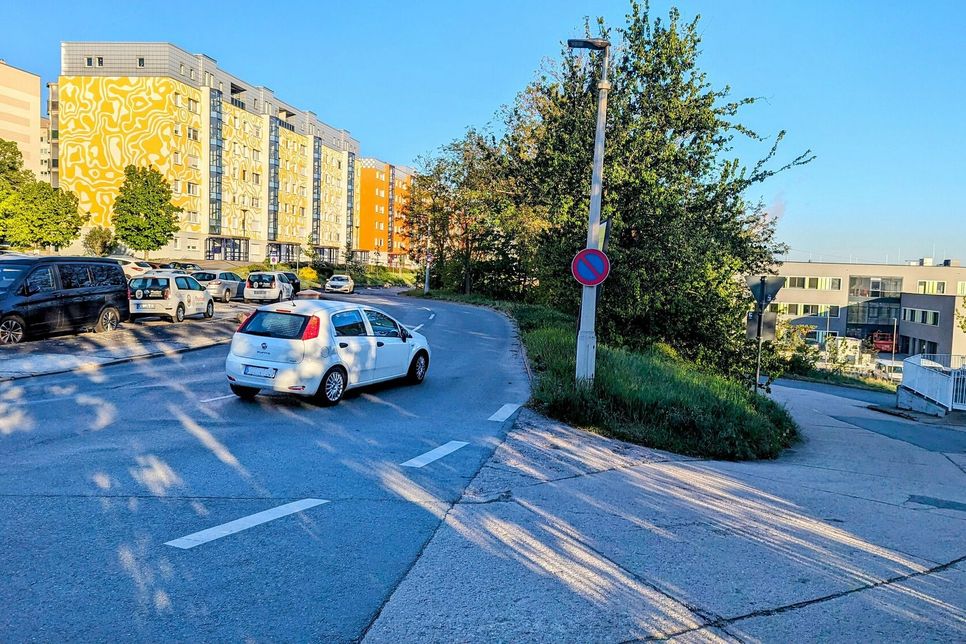 An der Seite des Parkplatzes an der Bahnhofstraße (links im Bild) soll die neue Haltestelle entstehen. Fußläufig wäre dann das neue Medizinische Versorgungszentrum (rechts in Bild) gut zu erreichen.