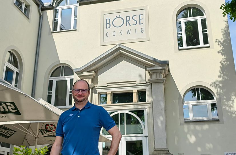 Thomas Kretschmer öffnet die Börse zur Einwohnerversammlung.