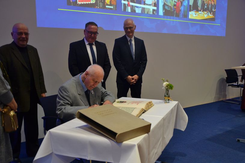 Erwin Lieke trägt sich ins Goldene Buch der Stadt Lübbenau ein.