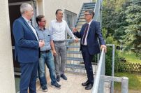 Staatsminister Thomas Schmidt überbrachte 1,15 Millionen Euro Fördermittel und besichtigte gemeinsam mit dem Hirschsteiner Bürgermeister Conrad Seifert, dem Riesaer Oberbürgermeister Marco Müller  und dem Bauherren - Stauchitzer Bürgermeister Dirk Zschoke (v.l.) den baufälligen Hort in Ragewitz.