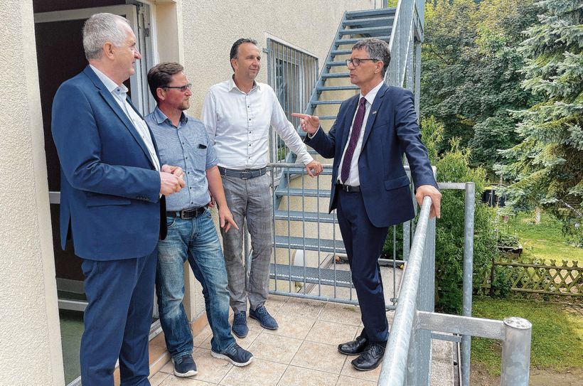 Staatsminister Thomas Schmidt überbrachte 1,15 Millionen Euro Fördermittel und besichtigte gemeinsam mit dem Hirschsteiner Bürgermeister Conrad Seifert, dem Riesaer Oberbürgermeister Marco Müller  und dem Bauherren - Stauchitzer Bürgermeister Dirk Zschoke (v.l.) den baufälligen Hort in Ragewitz.
