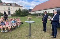 Übergabe des Fördermittelbescheides von Staatsminister Schmidt an Bürgermeister Dirk Zschoke.