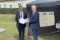 Übergabe des Fördermittelbescheides von Staatsminister Schmidt an Bürgermeister Dirk Zschoke.