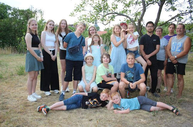 Die Schlossgeister Marliese Burghardt, Amy Kuhl, Charlotte Petermann, Tim Schliebener, Helena Kühn, Mareike Burghardt, Hilda Faber, Til Witscherkowsky (als Gast), Lina Kleemann, Kerstin Pach, Max Schliebener, Kathleen Kühn, Marlon und Till  Rothe sowie das Gastgeber-Team um Familie Schulz (v.l.) wünschen allen Schülerinnen und Schülern sonnige und kreative Sommerferien.