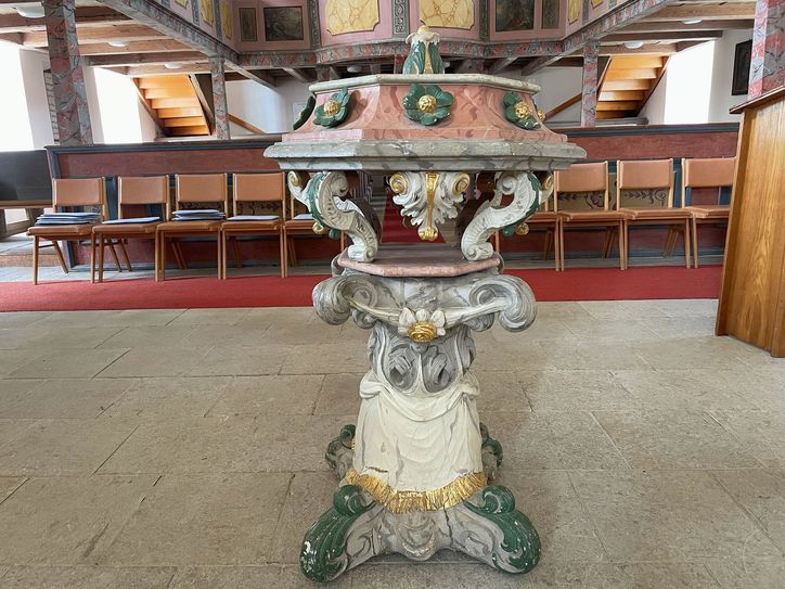 Das 300 Jahre alte Taufbecken in der Barockkirche Kroppen soll saniert werden.