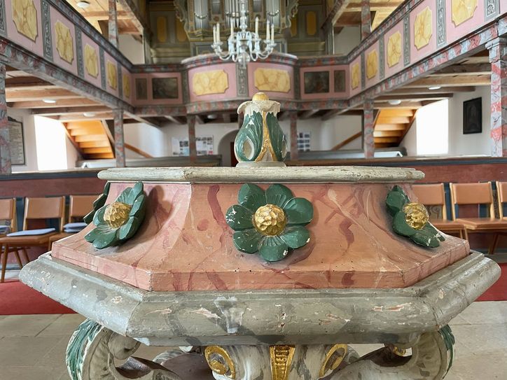 Das 300 Jahre alte Taufbecken soll aufgehübscht werden.