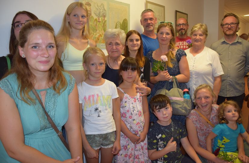 Ingrid Urbantke inmitten jetziger und ehemaliger Zirkelmitglieder zur Ausstellungseröffnung.