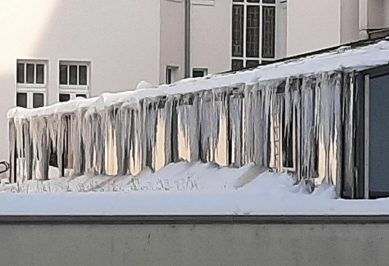 Eiszapfen drohen abzufallen. Foto: Farrar