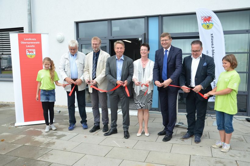 Das symbolische Band wurde durchschnitten von Günter Baaske, Minister für Bildung, Jugend und Sport (4.v.l.) gemeinsam mit Landrat Siegurd Heinze (3.v.r.) sowie Klaus-Jürgen Graßhoff, stellvertretender Vorsitzender des Kreistages (2.v.l.), Bürgermeister Helmut Wenzel (2.v.r.), Schulleiter Matthias Lösche (3.v.l.) sowie Roswitha Schier, CDU-Kreisvorsitzende (4.v.r.). Foto: Landkreis OSL