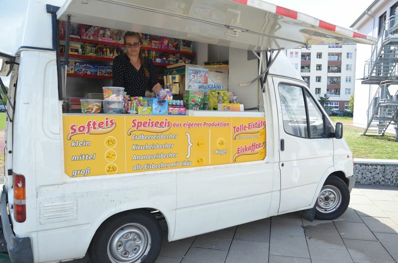 Für die Schülerinnen und Schüler stand als besondere Überraschung des Landrates Siegurd Heinze ein Eiswagen bereit. Foto: Landkreis OSL