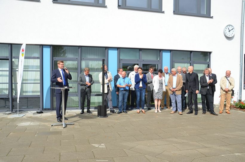 ...Landrat Siegurd Heinze an die anwesenden Ehrengäste, Schülerinnen und Schüler sowie die Lehrerschaft des Paul-Fahlisch-Gymnasiums. Foto: Landkreis OSL