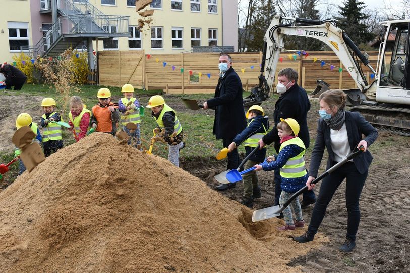 Landrat Ralf Hänsel (3.v.r.), Oberbürgermeister Sven Mißbach (2.v.r.), Kitaleiterin Kathleen Michel (r.) und die Kita-Vorschulkinder beim Spatenstich. Foto: Stadtverwaltung Großenhain/DS