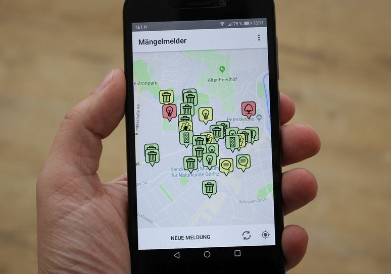 Mängelmelder auf dem Smartphone: In den ersten 100 Tagen gingen 621 Meldungen per App ein. Foto: Keil