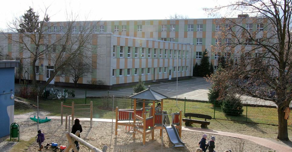 In direkter Nachbarschaft zur Kita „Unter den Linden“ steht die Friedrich-Ludwig-Jahn Grundschule in Lübben. Sie soll erweitert und umgebaut werden. Foto: Archiv/sts