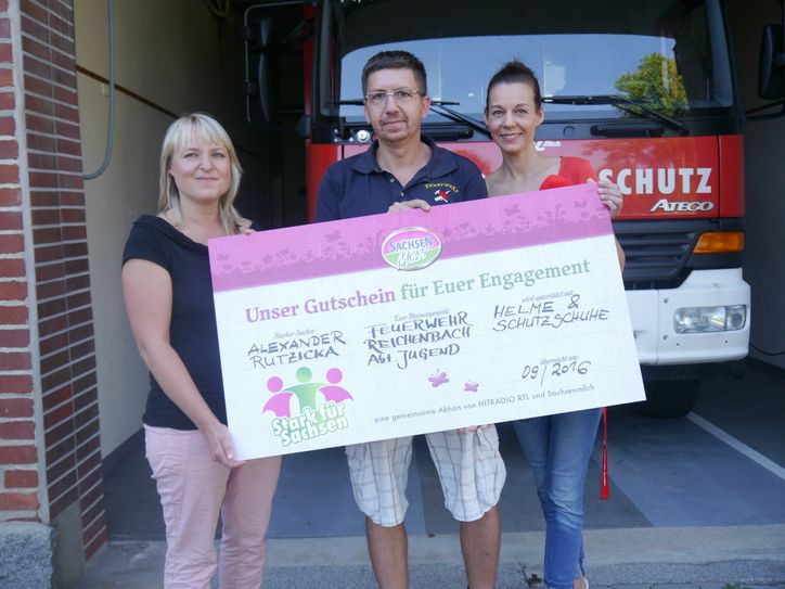 V.l.: Susan Suchfort von Sachsenmilch, Hendrik Böhnke (stellvertretender Wehrleiter) von der Jugendfeuerwehr und Mirjam Köfer von Hitradio RTL. Foto: PR/Sachsenmilch