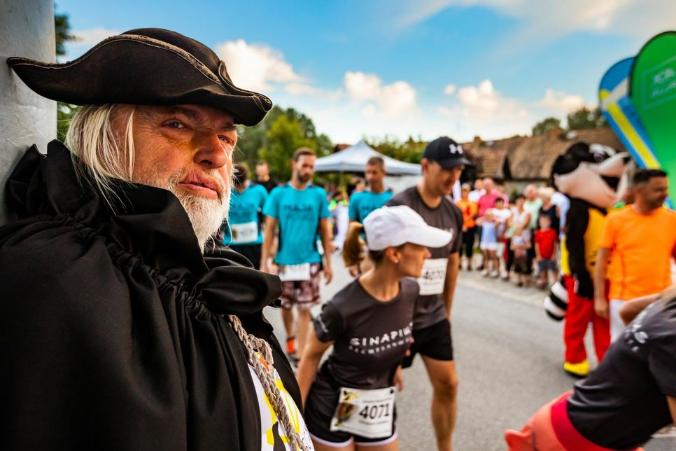 Der Schwarze Müller beobachtet die Läufergemeinde, die sich auch am 30. Juni wieder an der Krabatmühle trifft. Für die Athleten hat er sogar einen Zaubertrunk gebraut. Foto: G. Menzel/SC Hoyerswerda