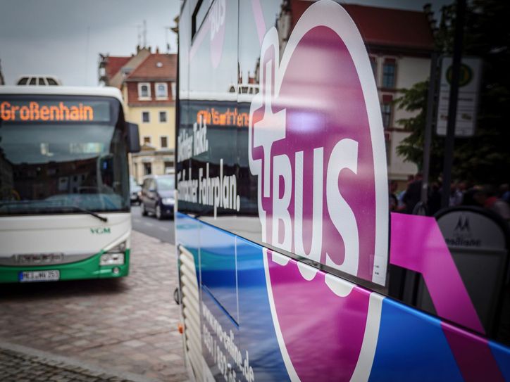 Zum Start des neuen Busnetzes war neben Oberbürgermeister Olaf Raschke und Vetretern des VVO und der RVD auch Martin Dulig, Sächsischer Staatsminister für Wirtschaft, Arbeit und Verkehr, vor Ort. Fotos: Geyer/ L.Neumann