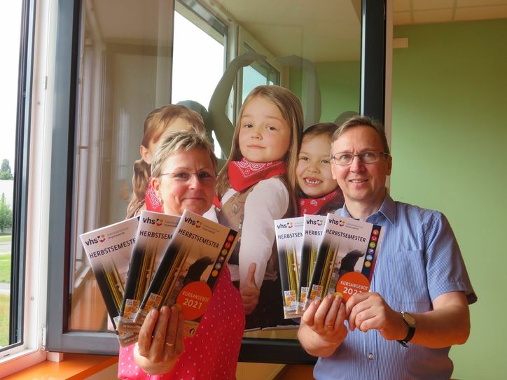 Ute Grun und Torsten Hanf sehen optimistisch in die Zukunft. Das neue Programmheft ist prall gefüllt mit verschiedenen Angeboten. Foto: Silke Richter