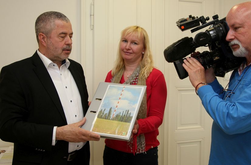 Sabine Neumann (Initiatorin der Online Petition zum Erhalt vom Funkturm in der Stadt Wilsdruff) und Landrat Michael Geisler. Foto: Daniel Förster