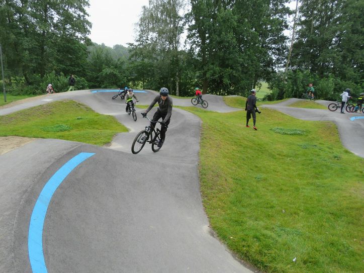 Das Nutzen der Pump-Track-Strecke macht Spaß, wie auf den Bildern unschwer zu erkennen ist. Damit die Unfallgefahr minimiert wird, gab es am Wochenende den ersten Workshop mit Profis. Foto: Silke Richter