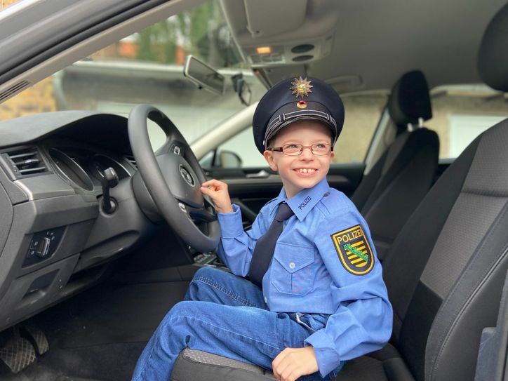 Einmal Polizist sein. Dieser Wunsch ging für den kleinen Marco in Erfüllung. Foto: Polizei Sachsen