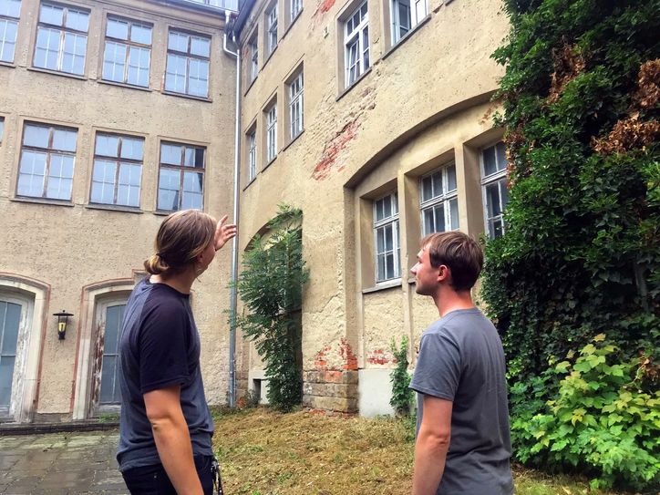 In die Jahre gekommen und liebgewonnen: Die Forststudenten bangen um ihr Wohnheim. Die »Öko« soll tatsächlich noch in diesem Jahr verkauft werden. Zu groß ist der Sanierungsaufwand. Foto: Schramm