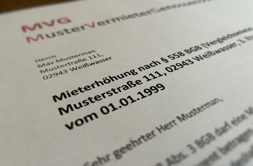Eine Mieterhöhung auf die ortsübliche Vergleichsmiete darf frühestens 15 Monate nach Einzug oder der letzten Mieterhöhung erfolgen. Es gilt eine Kappungsgrenze von 20 Prozent, in Gebieten mit angespanntem Wohnraums sogar von 15 Prozent. Heißt: Der Mietaufschlag darf innerhalb von drei Jahren nicht höher als 20 bzw. 15 Prozent sein.